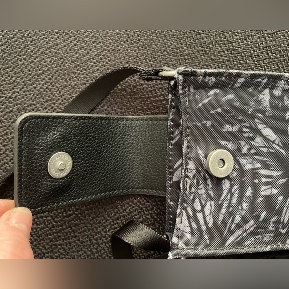 Baggallini Onyx Floral RFID crossbody phone wallet - Picture 5 of 7